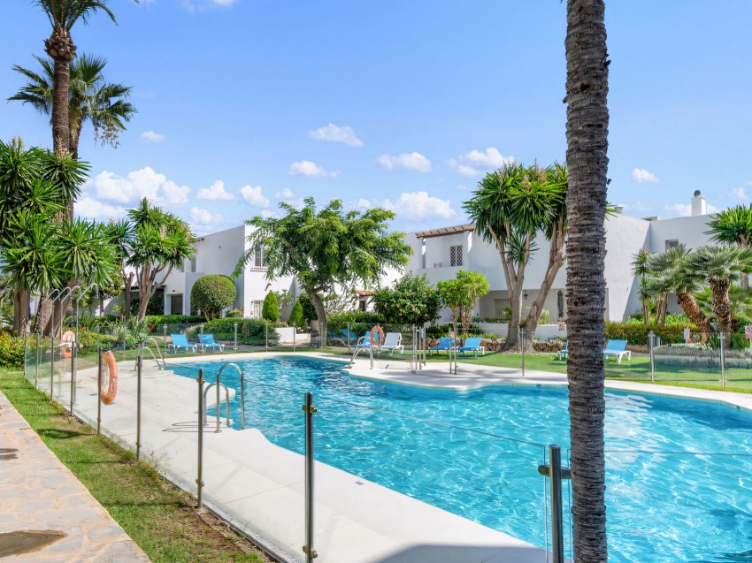 4 bedroom fully furnished apartment for sale in Jardines de Andalucia, Nueva Andalucia, Marbella